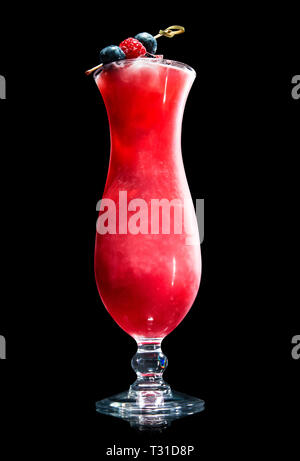 Cocktail di frutta su uno sfondo nero Foto Stock