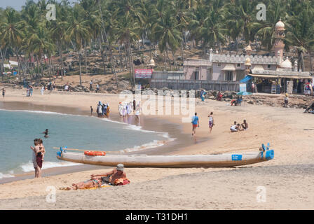 Spiaggia Vicino Leela Hotel, Kovalam, Kerala, nell India meridionale Foto Stock