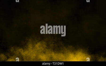 Giallo e nebbia effetto nebbia su sfondo nero. Fumo le sovrapposizioni di texture. Foto Stock