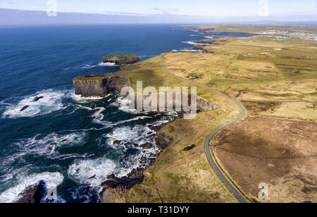 Antenna birds eye view testa Loop paesaggio della penisola, lungo la selvaggia Atlantic modo in West Clare Irlanda. strade tranquille e spiagge deserte a tratti. Foto Stock