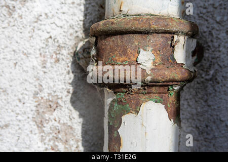 Vecchio arrugginito drainpipe Foto Stock