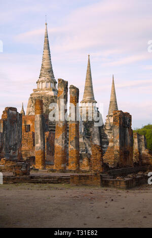 Vista delle rovine del tempio buddista di Wat Phra Sri Sanphet nelle prime ore del mattino. Ayutthaya, Thailandia Foto Stock