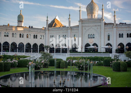 L'ispirazione Moresca 5 stelle boutique Nimb hotel in Copenhagen con i Giardini di Tivoli. Foto Stock