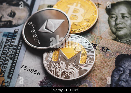 Bitcoin BTC, Ethereum ETH, Monero XMR delle monete il yuan cinese e dollari USA banconote. Close-up Foto Stock