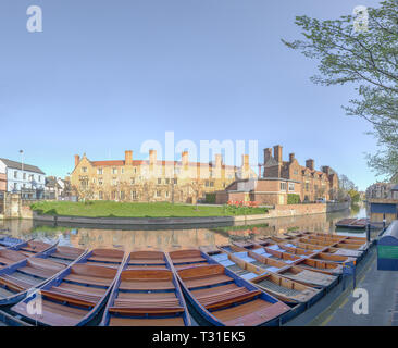 Sole su Magdalene College si riflette nel fiume Cam su una soleggiata giornata di primavera presso l'Università di Cambridge, Inghilterra, con sterline ormeggiata sulla si avvicina Foto Stock