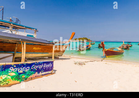 Febbraio 2019. Ko Lipe Thailandia. Una vista di lunga coda di barche in Ko Lipe a Ko Tarutao national park in Thailandia Foto Stock