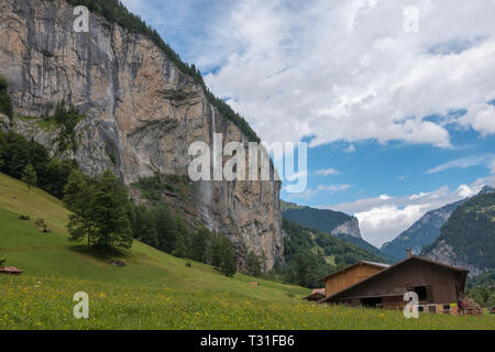 Vista cascata closeup Staubbach rientrano nelle montagne, la valle delle cascate del parco nazionale di Lauterbrunnen, Svizzera, Europa. Paesaggio estivo, sun Foto Stock