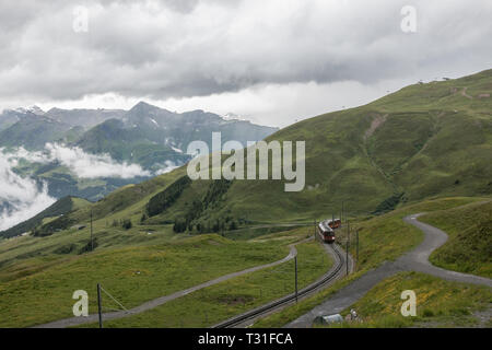 Vista sulle montagne dalla stazione Jungfraujoch nelle Alpi, parco nazionale in Lauterbrunnen, Svizzera, Europa. Paesaggio estivo, tempo piovoso, drammatica cl Foto Stock