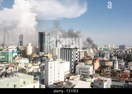 Edificio sul fuoco in Ho Chi Mihn City, Vietnam Foto Stock