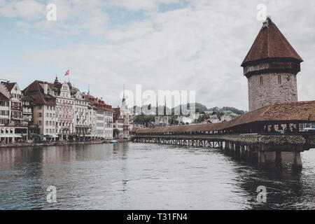 Lucerna, Svizzera - Luglio 3, 2017: vista panoramica del centro della città di Lucerna con il famoso Ponte della Cappella e il lago di Lucerna, fiume Reuss. Estate landscap Foto Stock