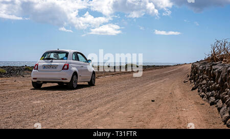 Alla guida di una Fiat 500 sulle strade sterrate di Fuerteventura Foto Stock