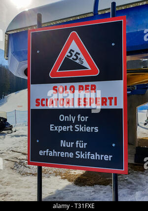 Immagine di un cartello di avviso su una pista da sci solo per sciatori esperti a Cortina d'Ampezzo, Dolomiti, Italia. Foto Stock