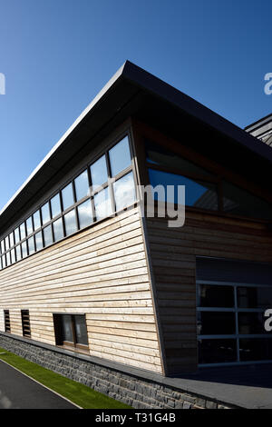 Craig y don RNLI stazione di salvataggio con rivestimento in legno, cielo blu chiaro sfondo a Llandudno nord galles uk Foto Stock