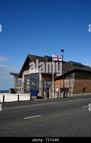 Stazione dei battelli di salvataggio Craig y don RNLI e strada principale no Veicoli con fondo blu cielo a Llandudno nord galles uk Foto Stock