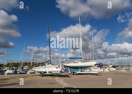 Copenaghen, Danimarca - Ottobre 03, 2018: Barche a vela ancorate a Kastrup a vela del porto. Foto Stock