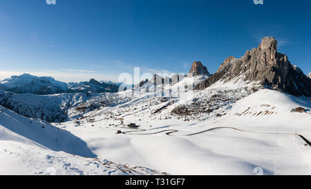 Vista panoramica di Ra Gusela picco nella parte anteriore del monte Averau e Nuvolau, nel Passo Giau, alto valico alpino vicino a Cortina d'Ampezzo, Dolomiti, Italia Foto Stock