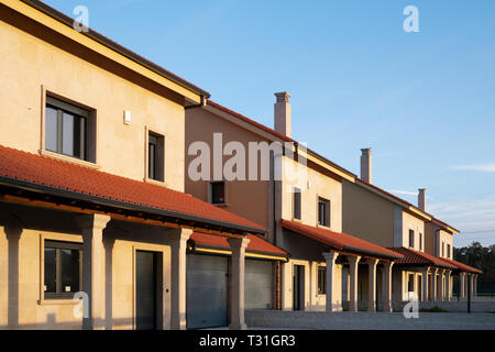 Una fila di nuovi edifici o condomini nella giornata di sole. Vero e proprio concetto di stato Foto Stock