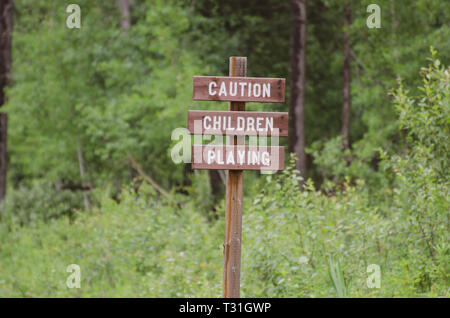 Attenzione i bambini giocando cartello in legno Foto Stock