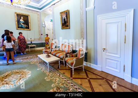 Saint Petersburg, Russia - Agosto 9, 2018: Konstantinovsky Palace (Palazzo federale di Congressi) in Strelna. Interno di una delle sale del Palazzo Foto Stock