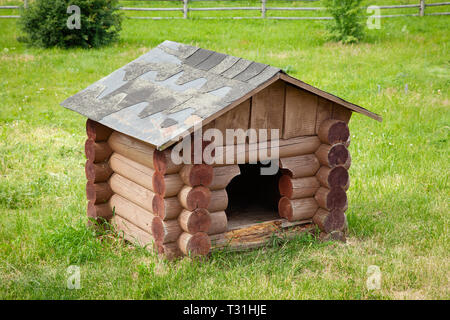 Legno casa del cane sul prato verde. Foto Stock