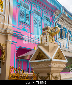 Decorativi in pietra elephant ornamenti sulla parete di fronte rraditional terrazza Peranakan case di Joo Chiat Singapore Foto Stock