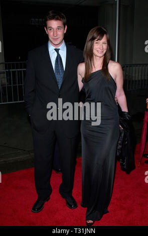 LOS ANGELES, CA. 24 febbraio 2001: Attore NOAH WYLE & moglie TRACY WARBIN presso la terza edizione della guida TV Awards di Los Angeles. © Paul Smith/Featureflash Foto Stock