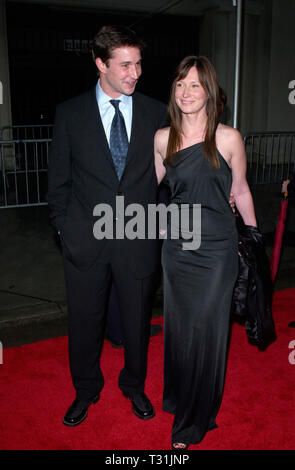 LOS ANGELES, CA. 24 febbraio 2001: Attore NOAH WYLE & moglie TRACY WARBIN presso la terza edizione della guida TV Awards di Los Angeles. © Paul Smith/Featureflash Foto Stock