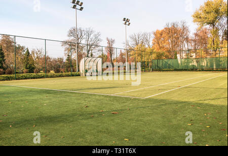 Campo da tennis nel parco paesaggistico. Foto Stock