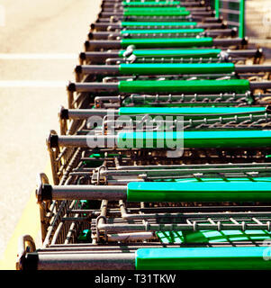 Carrelli di shopping impilati insieme Foto Stock