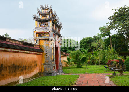 L'Appeso al Mieu Temple Gate nella Città Imperiale, tonalità, Vietnam Foto Stock