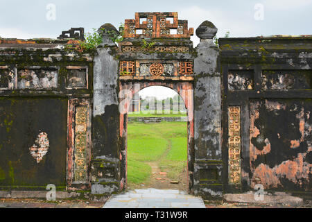 La restante parete e gateway sul sito dell'ora distrutta può Thanh palazzo nella città imperiale, tonalità, Vietnam Foto Stock