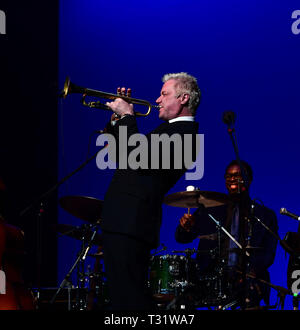 3 aprile 2019 - Multi vincitore di Grammy Chris Botti intrattiene la folla a Sandler Center in Virginia Beach, Virginia, 3 aprile 2019..Â©Jeff Moore (credito Immagine: © Jeff Moore/ZUMA filo) Foto Stock