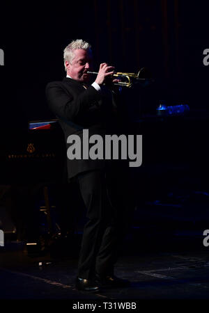 3 aprile 2019 - Multi vincitore di Grammy Chris Botti intrattiene la folla a Sandler Center in Virginia Beach, Virginia, 3 aprile 2019..Â©Jeff Moore (credito Immagine: © Jeff Moore/ZUMA filo) Foto Stock