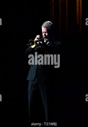 3 aprile 2019 - Multi vincitore di Grammy Chris Botti intrattiene la folla a Sandler Center in Virginia Beach, Virginia, 3 aprile 2019..Â©Jeff Moore (credito Immagine: © Jeff Moore/ZUMA filo) Foto Stock