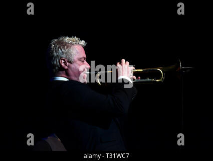 3 aprile 2019 - Multi vincitore di Grammy Chris Botti intrattiene la folla a Sandler Center in Virginia Beach, Virginia, 3 aprile 2019..Â©Jeff Moore (credito Immagine: © Jeff Moore/ZUMA filo) Foto Stock