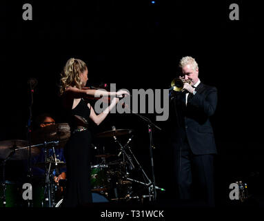 3 aprile 2019 - Multi vincitore di Grammy Chris Botti intrattiene la folla a Sandler Center in Virginia Beach, Virginia, 3 aprile 2019..Â©Jeff Moore (credito Immagine: © Jeff Moore/ZUMA filo) Foto Stock