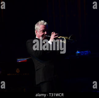 3 aprile 2019 - Multi vincitore di Grammy Chris Botti intrattiene la folla a Sandler Center in Virginia Beach, Virginia, 3 aprile 2019..Â©Jeff Moore (credito Immagine: © Jeff Moore/ZUMA filo) Foto Stock