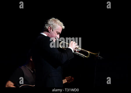 3 aprile 2019 - Multi vincitore di Grammy Chris Botti intrattiene la folla a Sandler Center in Virginia Beach, Virginia, 3 aprile 2019..Â©Jeff Moore (credito Immagine: © Jeff Moore/ZUMA filo) Foto Stock