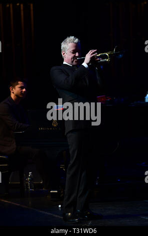 3 aprile 2019 - Multi vincitore di Grammy Chris Botti intrattiene la folla a Sandler Center in Virginia Beach, Virginia, 3 aprile 2019..Â©Jeff Moore (credito Immagine: © Jeff Moore/ZUMA filo) Foto Stock