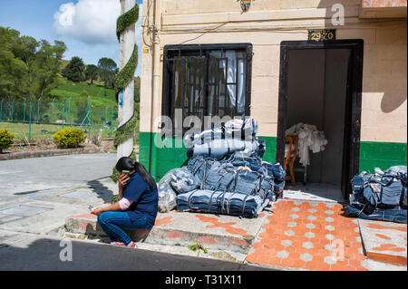 Donmatias, Antioquia, Colombia: familiarità jeans manufacturing in calle 46. Foto Stock