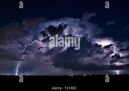 Fulmine nel cielo notturno come una nube di cumulonimbus tempesta passa Midland, Texas Foto Stock