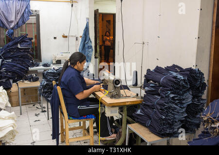 Donmatias, Antioquia, Colombia: familiarità jeans manufacturing in calle 46. Foto Stock