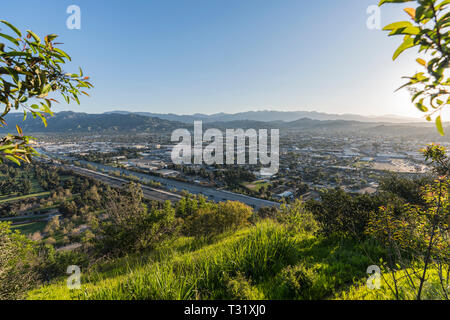 Downtown Glendale e le montagne di San Gabriel visto da Griffith Park hilltop in Los Angeles, California. Foto Stock