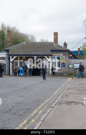 Mattina pendolari che arrivano e lasciando Chesham Metropolitan Line station. Foto Stock