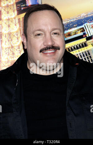 New York, Stati Uniti d'America. 13 apr, 2015. Attore, Kevin James a mamme 'Paul Blart: Mall Cop 2' proiezione a AMC Loews Lincoln Square 13 il 13 aprile 2015 a New York, NY . Credito: Steve Mack/S.D. Mack foto/Alamy Foto Stock