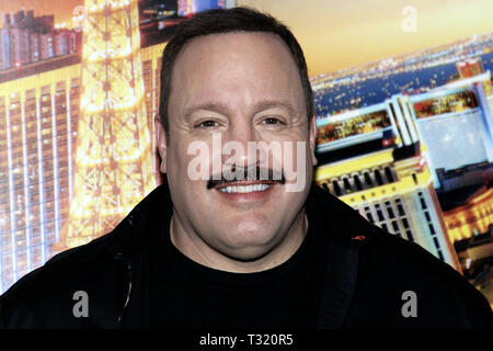 New York, Stati Uniti d'America. 13 apr, 2015. Attore, Kevin James a mamme 'Paul Blart: Mall Cop 2' proiezione a AMC Loews Lincoln Square 13 il 13 aprile 2015 a New York, NY . Credito: Steve Mack/S.D. Mack foto/Alamy Foto Stock