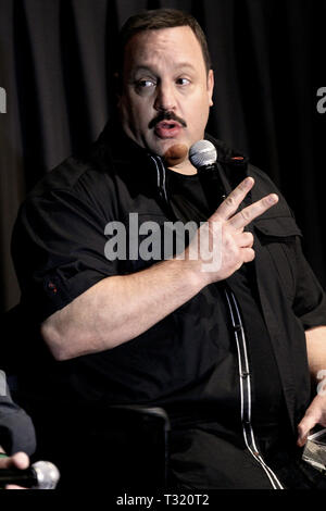 New York, Stati Uniti d'America. 13 apr, 2015. Attore, Kevin James, risponde alle domande durante una sessione di domande e risposte a mamme 'Paul Blart: Mall Cop 2' proiezione a AMC Loews Lincoln Square 13 il 13 aprile 2015 a New York, NY . Credito: Steve Mack/S.D. Mack foto/Alamy Foto Stock