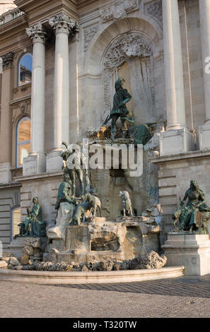 Budapest, Ungheria - 5 Novembre 2015: fontana del Re Mattia nel Palazzo Reale (Castello di Buda) a Budapest, Ungheria Foto Stock