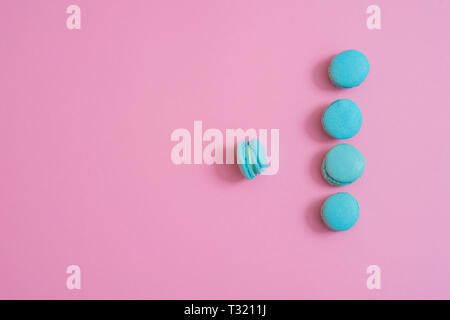 Vista dall'alto di gustosi amaretti rosa Foto Stock