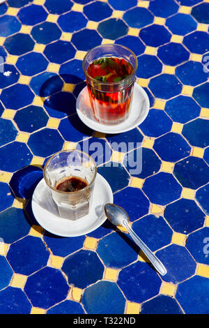 Un tipico marocchino tè alla menta in una piccola caffetteria all'aperto Foto Stock